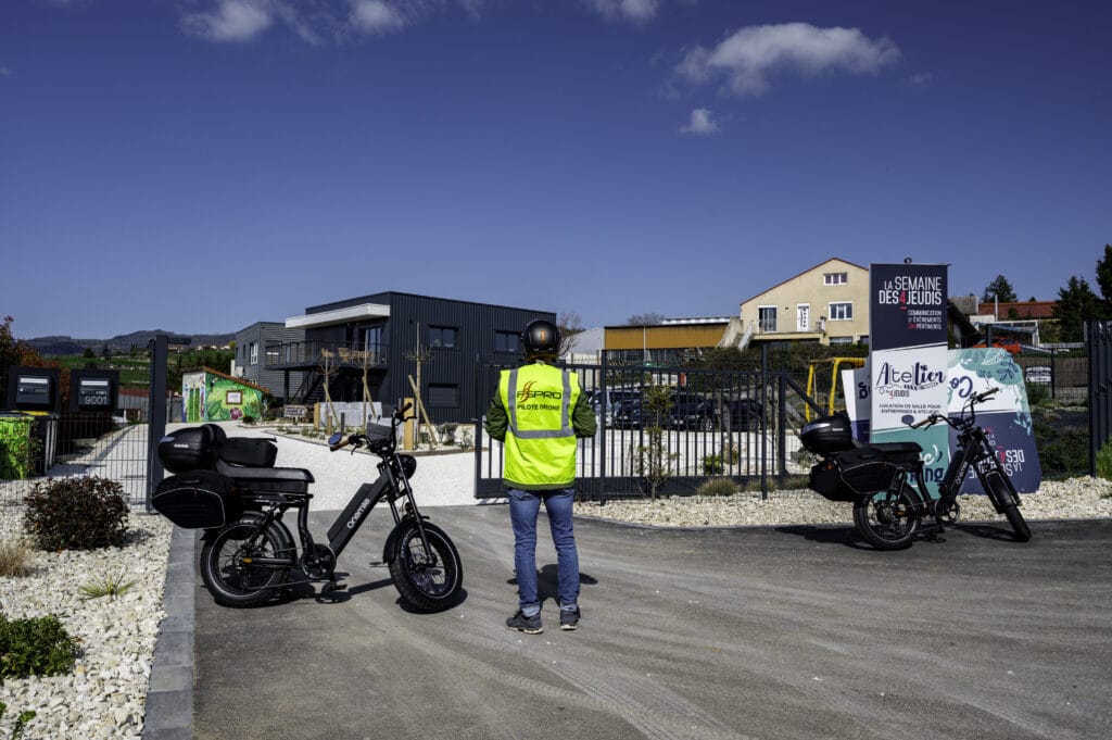 Mission drone de conseil avec vélo électrique